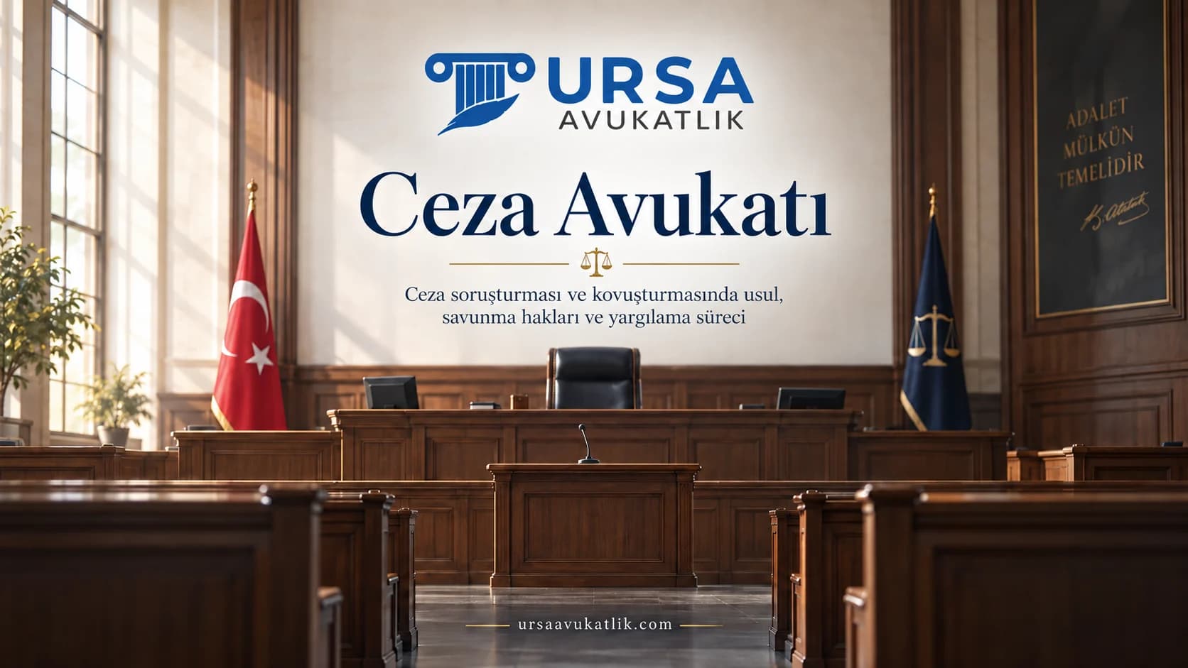 Türk bayrağı ve hâkim kürsüsünün göründüğü ceza mahkemesi salonu