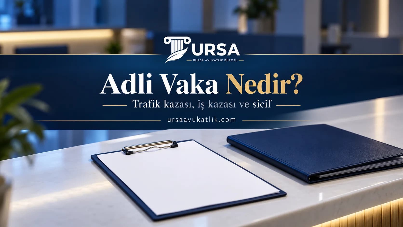Sağlık kurumu kayıt bankosunda yazısız form panosu ve kapalı dosya ile adli vaka kaydını simgeleyen kapak görseli