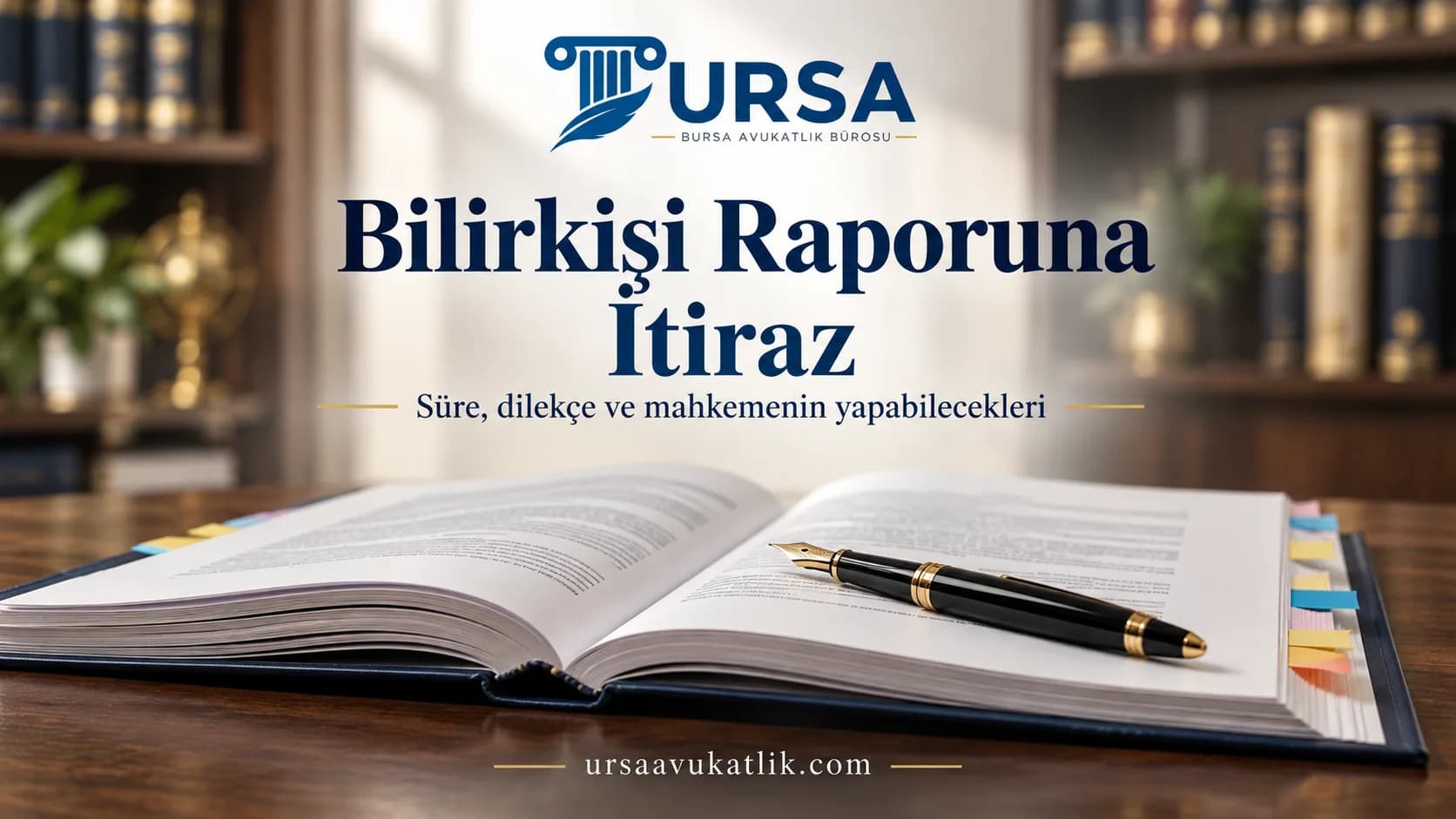 Masada yapışkan etiketlerle işaretlenmiş açık rapor dosyası ve kalem ile bilirkişi raporuna itirazı simgeleyen kapak görseli