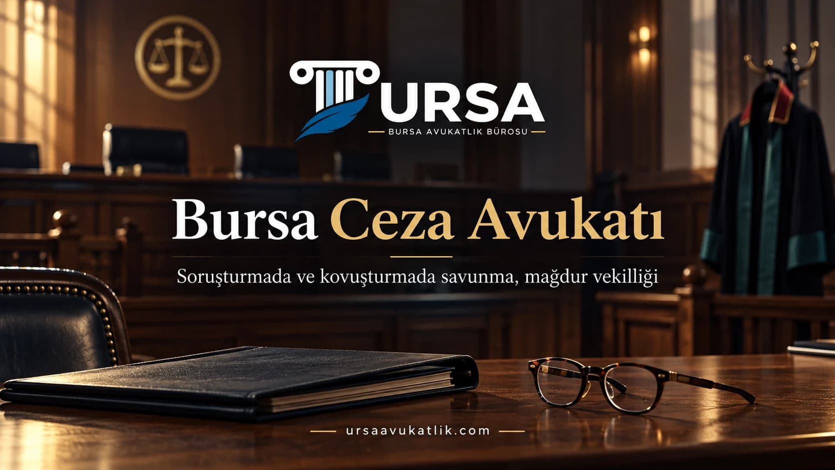 Boş duruşma salonunda dosya ve cübbe ile ceza avukatlığını simgeleyen kapak görseli