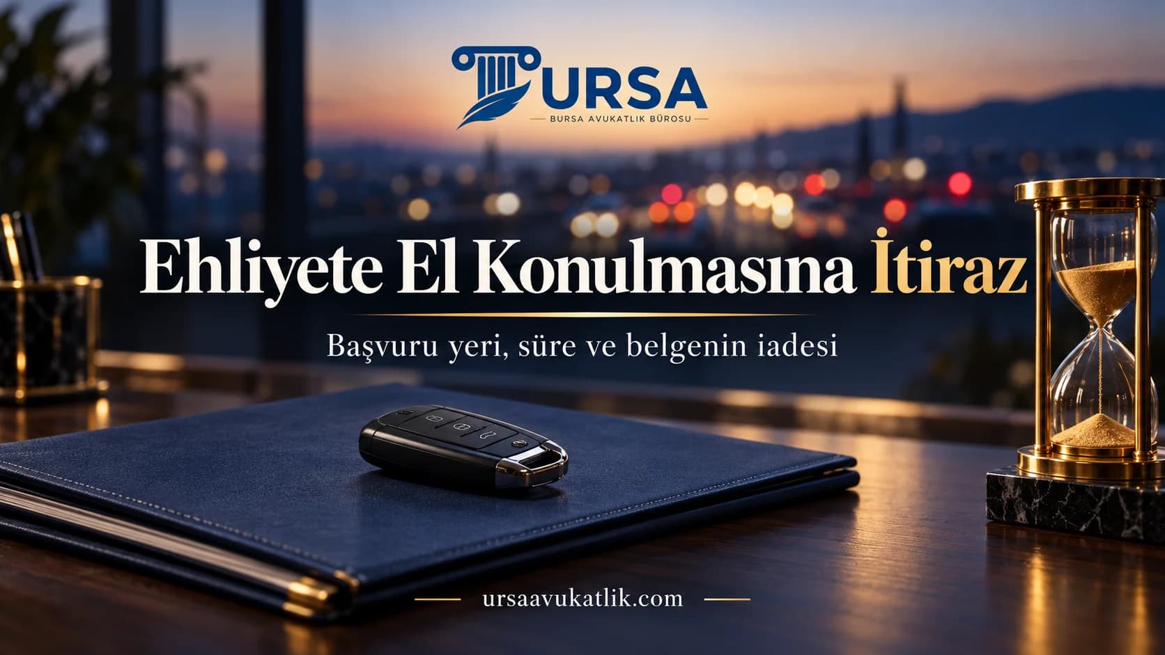 Masada kapalı dosya üzerinde araç anahtarı ve kum saati ile ehliyete el konulmasına itiraz süresini simgeleyen kapak görseli