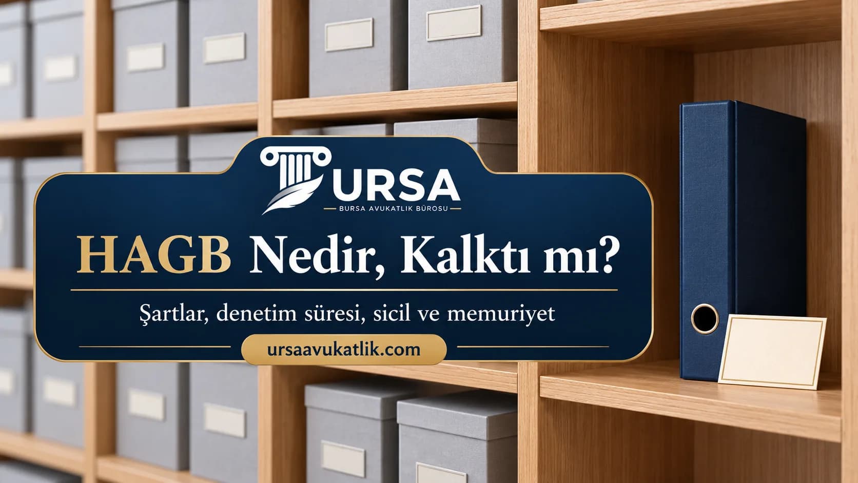 Raftaki ayrı bir bölmede tek başına duran kapalı dosya ve yazısız etiket kartı ile hükmün açıklanmasının geri bırakılmasını simgeleyen kapak görseli