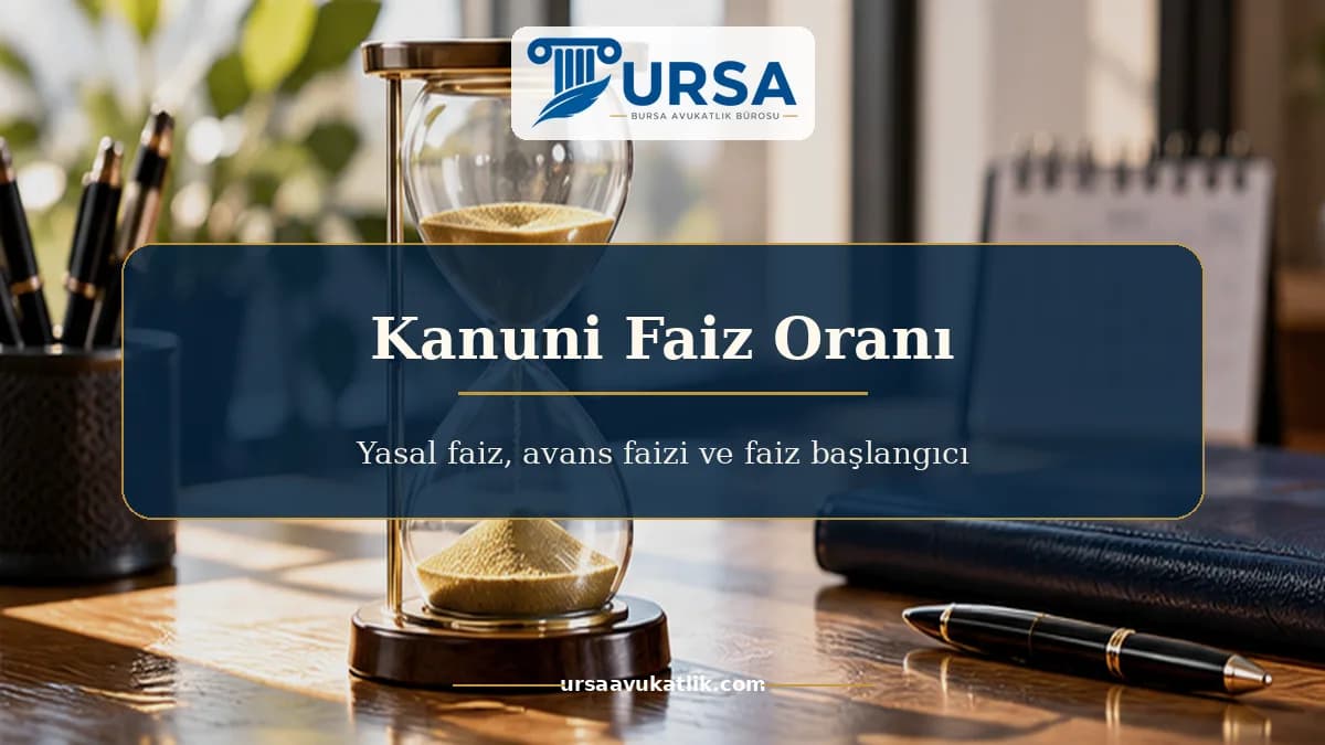 Masada kumu akan kum saati ve kapalı dosya ile zamanla işleyen kanuni faizi simgeleyen kapak görseli