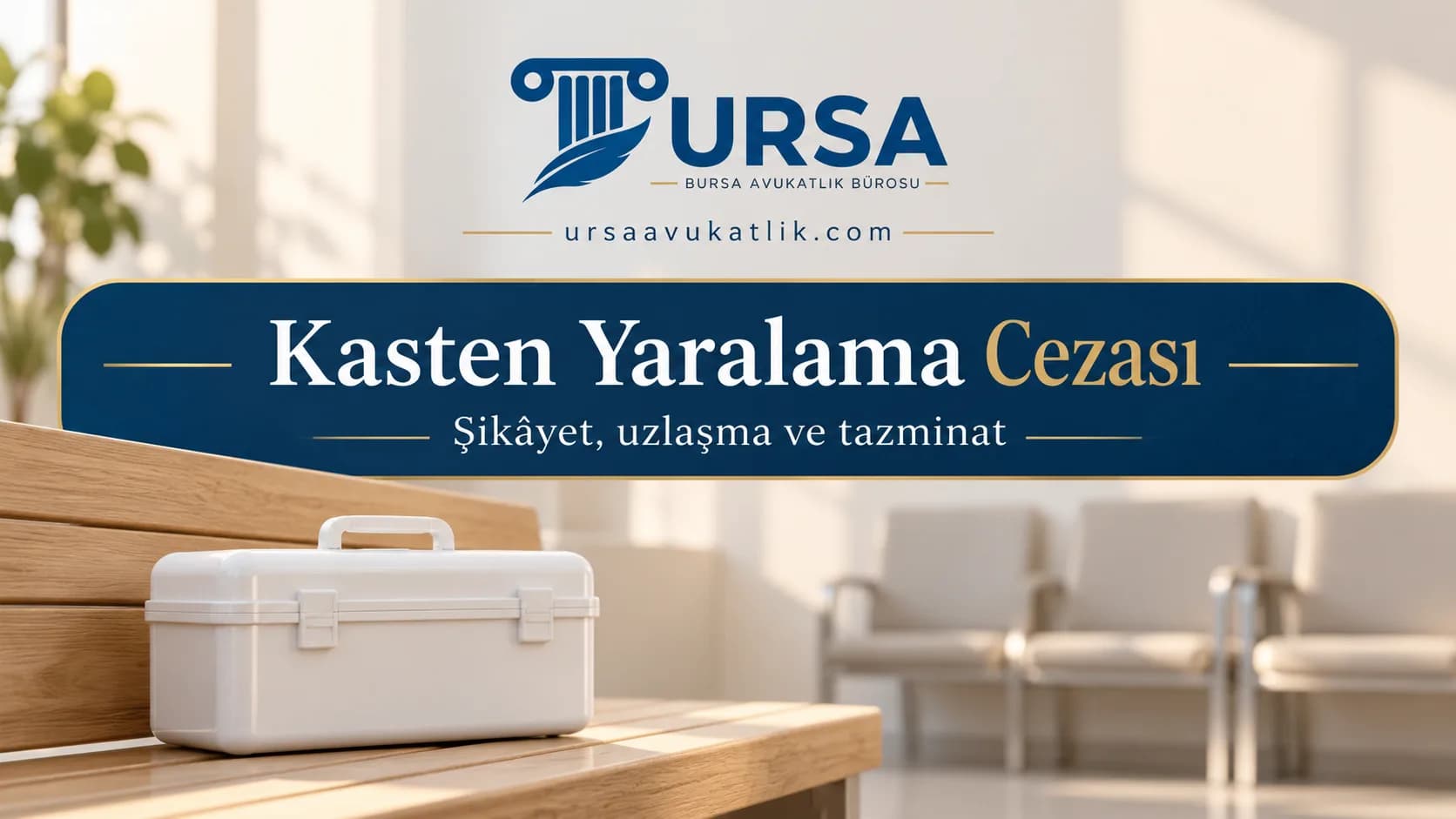 Bekleme salonunda bank üzerinde duran kapalı beyaz ilk yardım çantası ile kasten yaralama suçunu ve cezasını simgeleyen kapak görseli