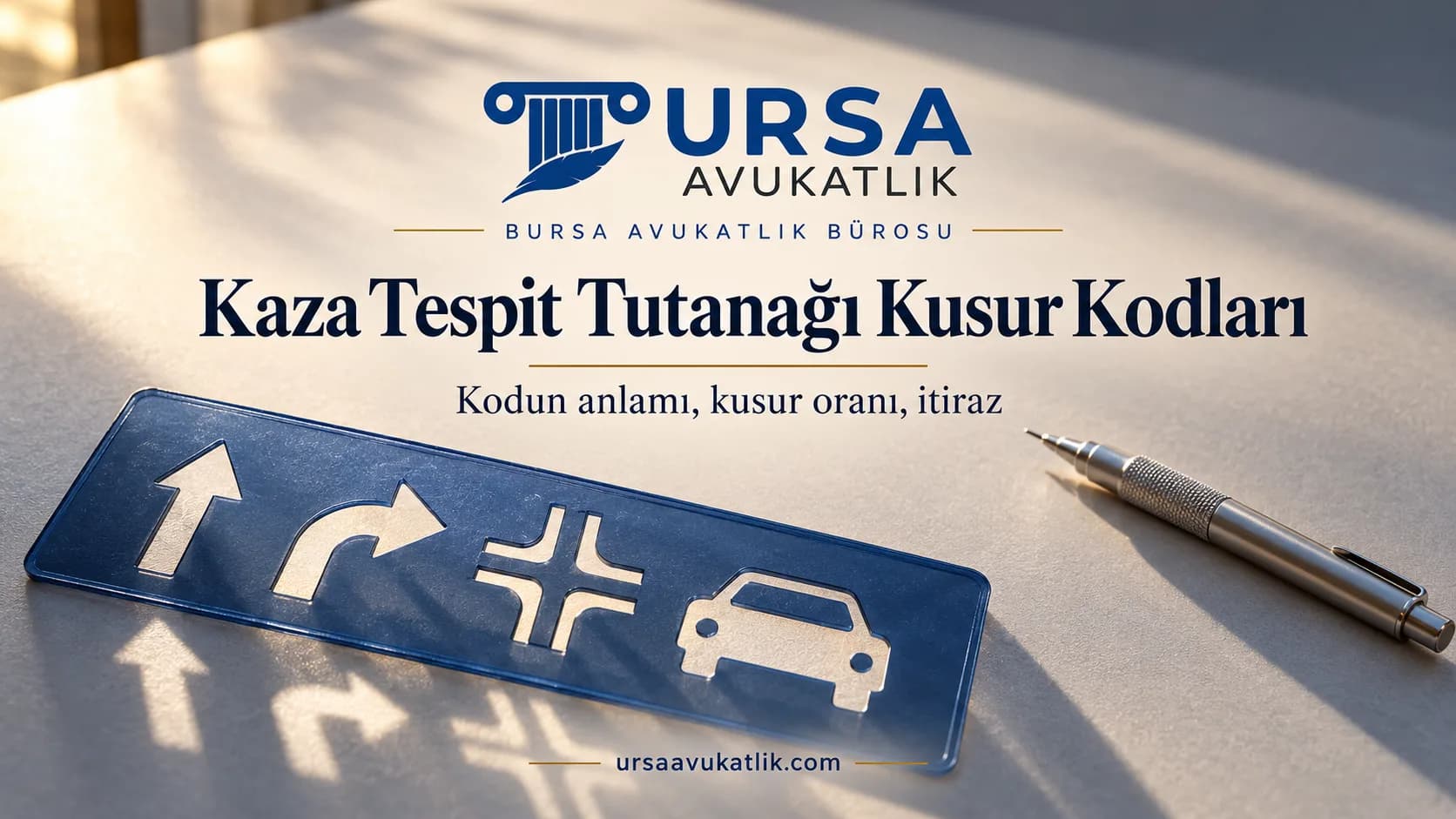 Gölge düşüren lacivert trafik çizim şablonu ve kurşun kalem ile kaza tespit tutanağındaki kusur kodlarını simgeleyen kapak görseli