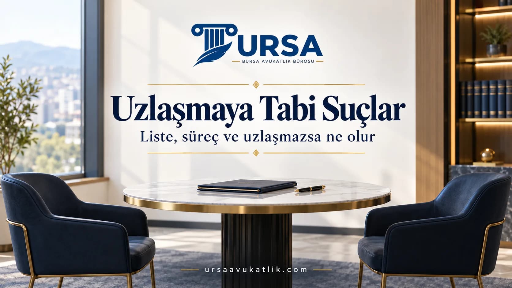 Görüşme odasında karşılıklı iki boş sandalye ve masada kapalı dosya ile ceza muhakemesinde uzlaşmayı simgeleyen kapak görseli