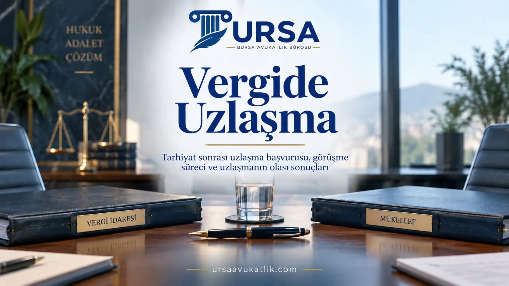 Toplantı masasında karşılıklı dosyalar ile vergide uzlaşma görüşmesini simgeleyen kapak görseli