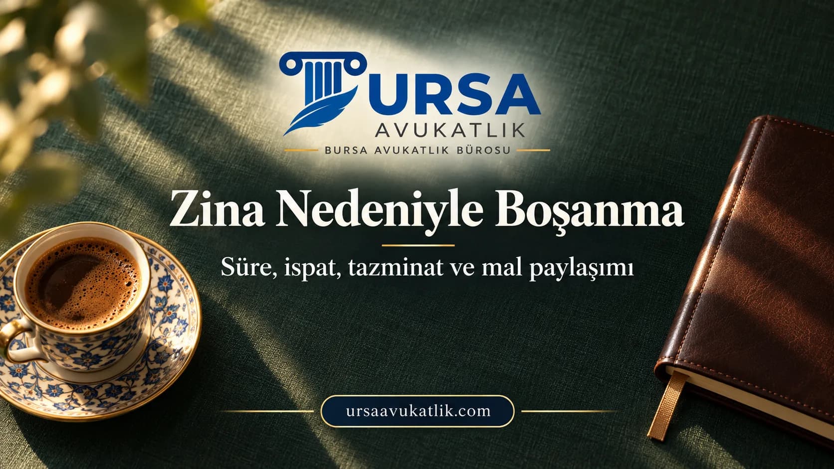 Keten örtülü masada tek fincan kahve ve kapalı deri ajanda ile zina nedeniyle boşanmada dava süresini ve ispatı simgeleyen kapak görseli
