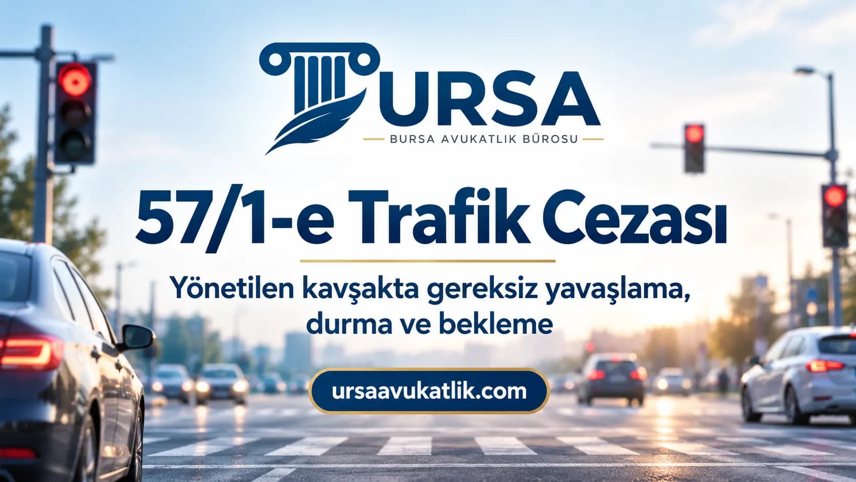 Kırmızı ışıklı yoğun kavşakta araçlar ve yaya geçidi; yönetilen kavşakta gereksiz yavaşlama, durma ve bekleme