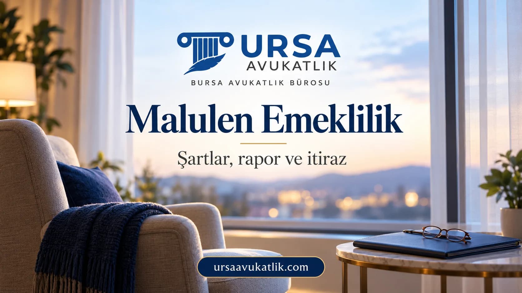 Pencere kenarında boş okuma koltuğu, sehpada kapalı dosya ve gözlükle malulen emeklilik