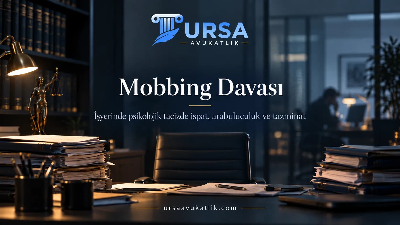 Ofis masasındaki dosyalar ve boş sandalye ile işyerinde mobbingi simgeleyen kapak görseli